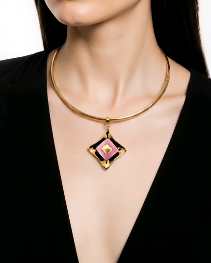 Collier plastron  -  Cabochon de verre "rubis d'or" au centre d'une feuille de laiton&nbsp;