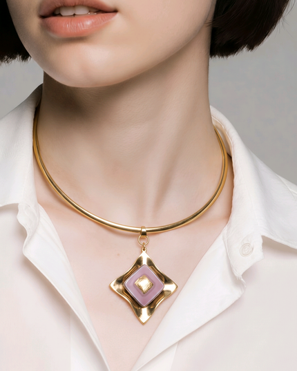 Collier plastron  -  Cabochon de verre "rubis d'or" au centre d'une feuille de laiton&nbsp;