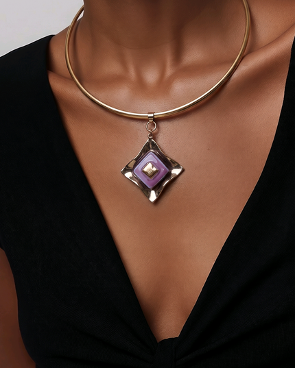 Collier plastron  -  Cabochon de verre "rubis d'or" au centre d'une feuille de laiton&nbsp;