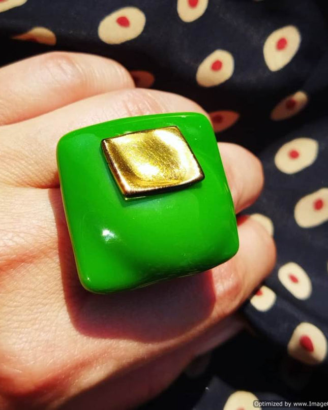 Bague Bulle Verte ornée d'un carré d'Or