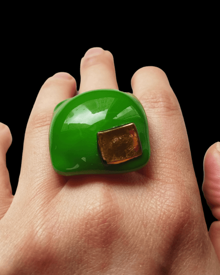 Bague Bulle Verte ornée d'un carré d'Or