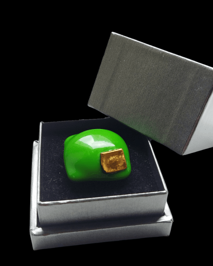 Bague Bulle Verte ornée d'un carré d'Or