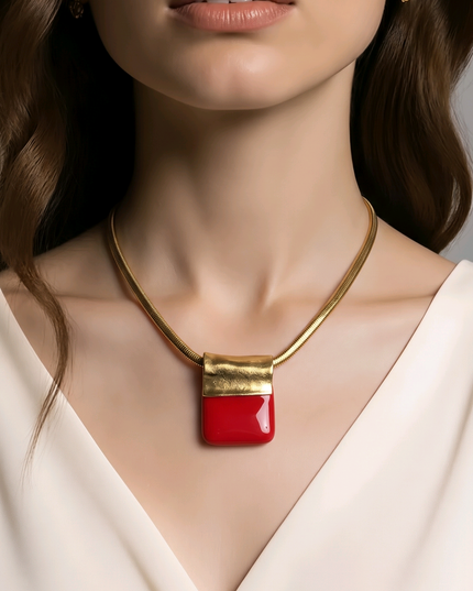 Pendentif en verre rouge vermillon opaque