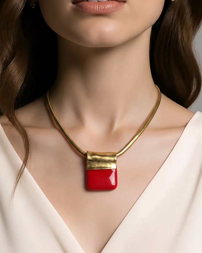 Pendentif en verre rouge vermillon opaque