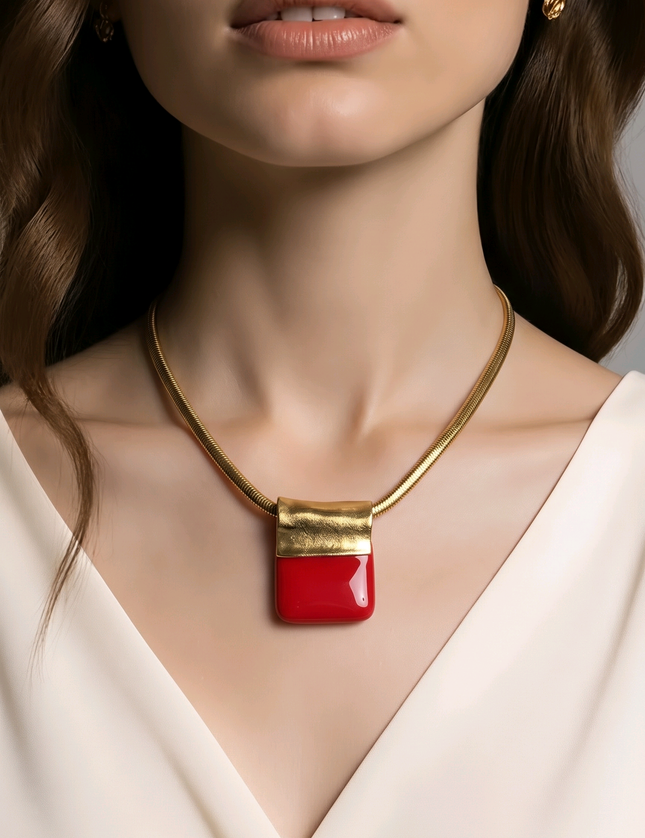 Pendentif en verre rouge vermillon opaque