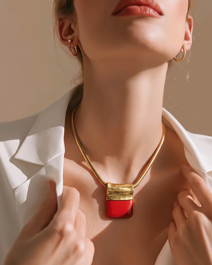 Pendentif en verre rouge vermillon opaque