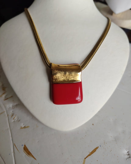 Pendentif en verre rouge vermillon opaque