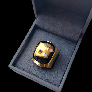 bague Perla en verre dans une boîte sur fond noir